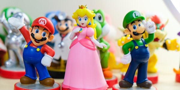 游泳运动员在泳池中比赛的俯视图